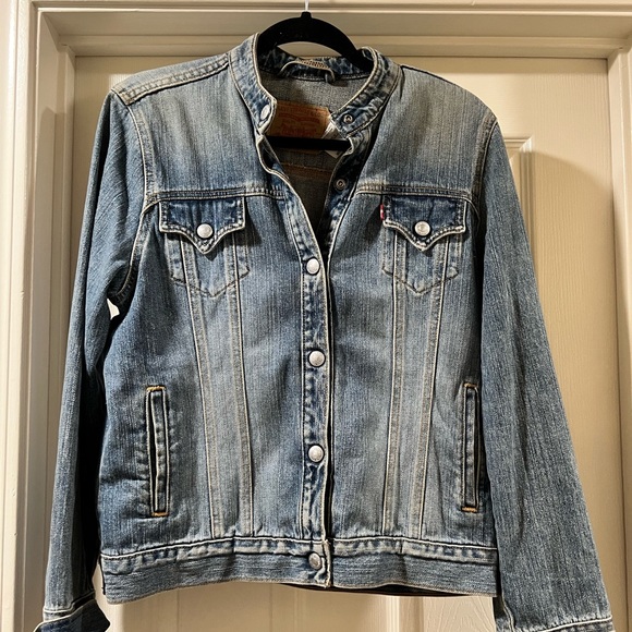 Levi's Jackets & Blazers - Levi’s size M Jean jacket women’s